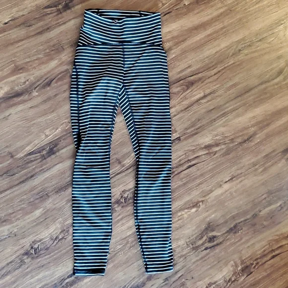 LuluLemon Black/White Striped Train Times Mesh 7/8’s Size 2 - Picture 4 of 6